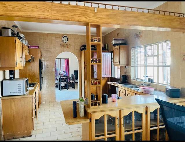 5 BEDROOM HOUSE FOR SALE IN PRIMROSE EAST